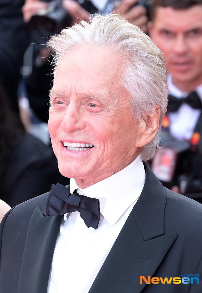 Michael douglas a smile that shines on the cannes red carpet photon hd 