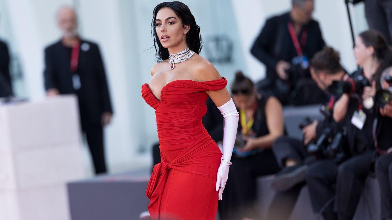 georgina rodriguez red dress Georgina Rodrguez rocks the runway in a dress inspired by Cristiano Ronaldo during Paris Fashion Week #beINSPORTS, Georgina Rodrguez desfila con un vestido inspirado en Cristiano Ronaldo