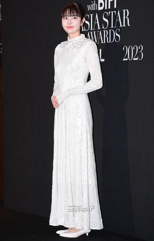 [Photo] Yuka Kouri, pure white beauty