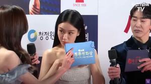 Actress Ahn Eun-jin, whose dress was 'dizzyingly exposed' with her  underwear exposed, was calmer than expected | MovieBloc